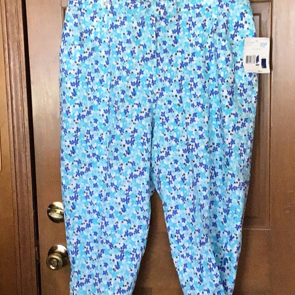 Liz Claiborne Ditsy Print Capris, NWT